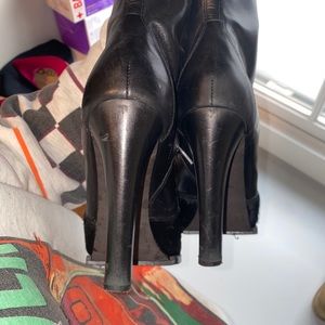 Alexander want booties with fur